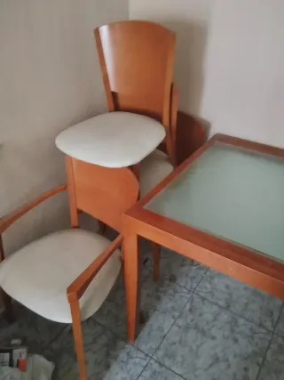 Mesa de comedor con 4 sillas