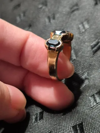 Rebajas! Anillo dorado con piedras azules