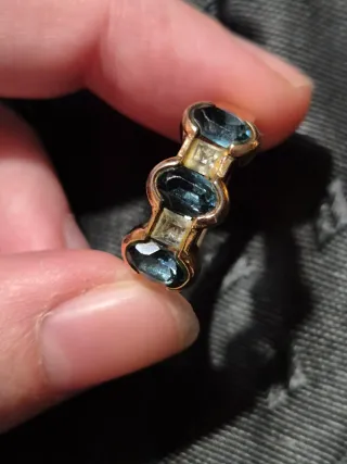 Rebajas! Anillo dorado con piedras azules