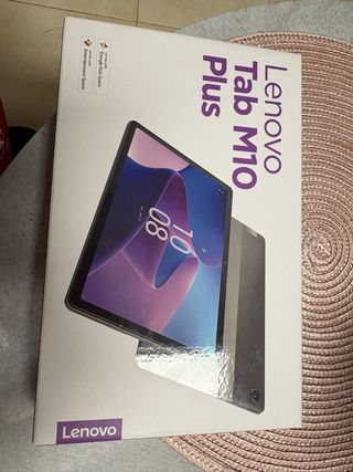 Lenovo Tab M10 Plus con funda y lápiz