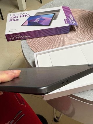 Lenovo Tab M10 Plus con funda y lápiz