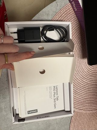 Lenovo Tab M10 Plus con funda y lápiz