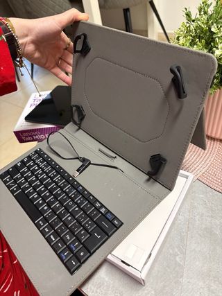 Lenovo Tab M10 Plus con funda y lápiz