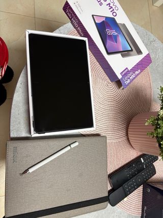 Lenovo Tab M10 Plus con funda y lápiz