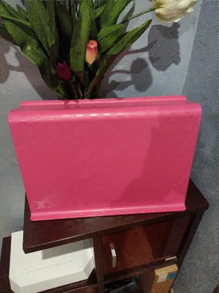 Soporte para teclado rosa con círculos