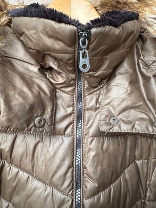 Anorak marrón con capucha de pelo