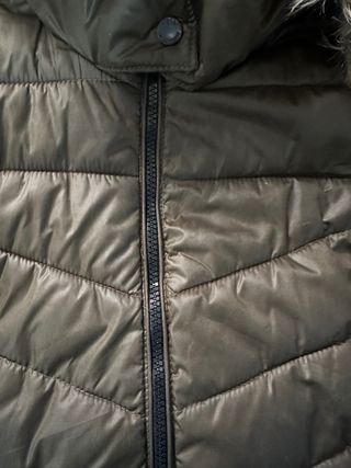 Anorak marrón con capucha de pelo