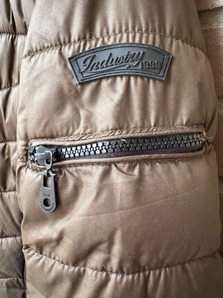 Anorak marrón con capucha de pelo