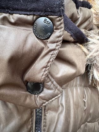 Anorak marrón con capucha de pelo