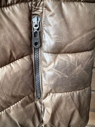 Anorak marrón con capucha de pelo