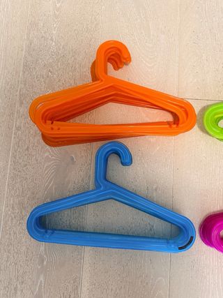 Pack 40 Perchas Plástico Colores Niños