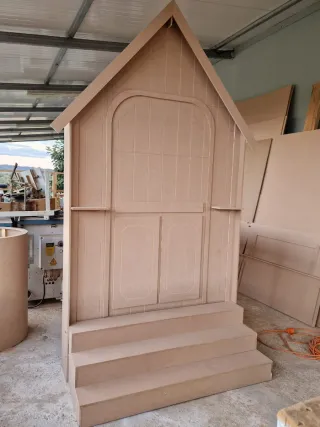 Peça de madeira para decoração de festas