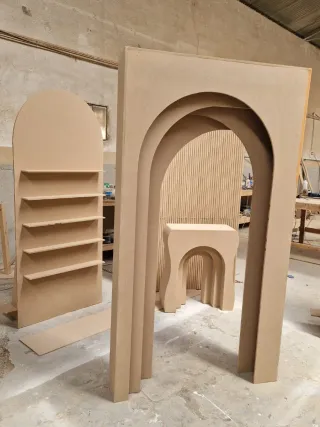 Peça de madeira para decoração de festas