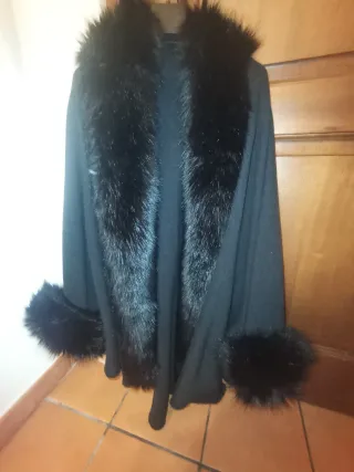 Mantella lana collo e polsi pelliccia sintetica