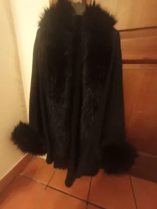 Mantella lana collo e polsi pelliccia sintetica