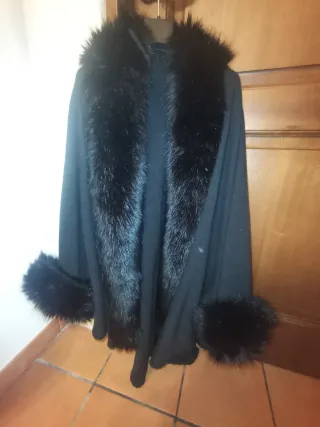 Mantella lana collo e polsi pelliccia sintetica