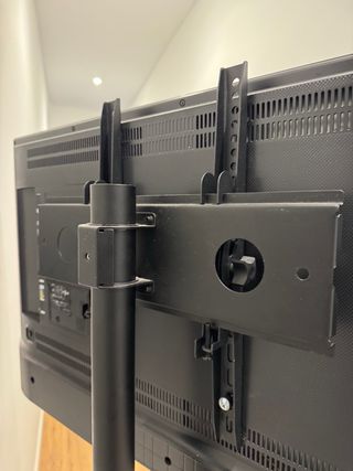 Smart TV Samsung 43 4K con pie hierro y ruedas