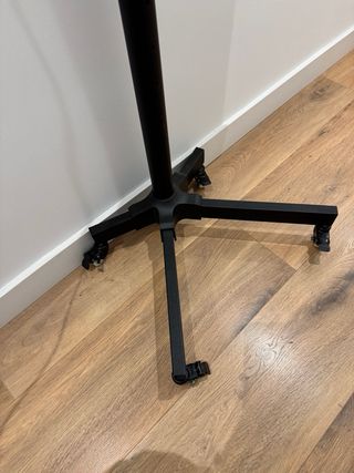 Smart TV Samsung 43 4K con pie hierro y ruedas