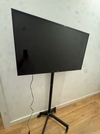 Smart TV Samsung 43 4K con pie hierro y ruedas