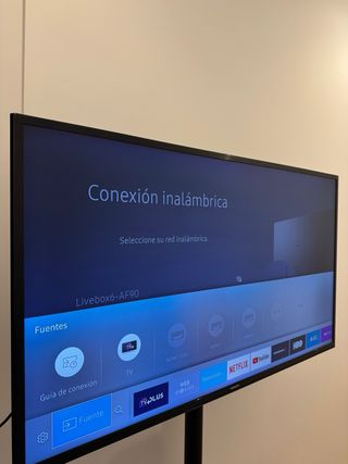 Smart TV Samsung 43 4K con pie hierro y ruedas