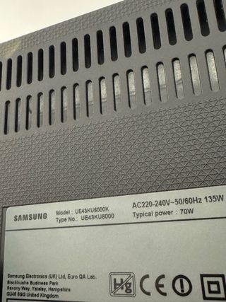 Smart TV Samsung 43 4K con pie hierro y ruedas