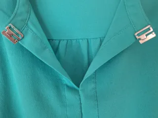 Blusa verde azulado con cremallera
