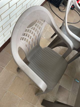 Mesa y 6 sillas de terraza de plástico