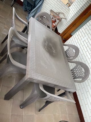 Mesa y 6 sillas de terraza de plástico