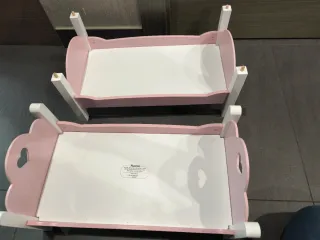 Cuna litera de juguete rosa y blanca