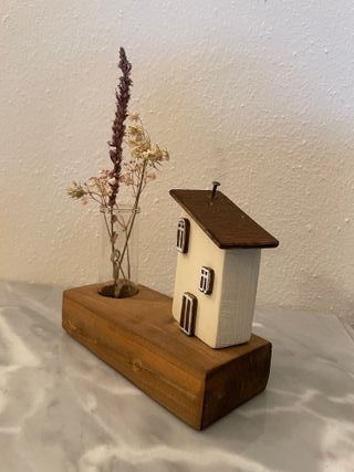 Decorazione in legno con Casetta