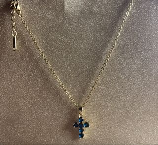 Bellissima collana con croce blu