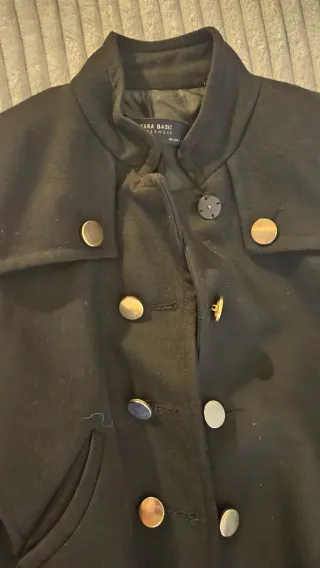 Abrigo negro con botones dorados