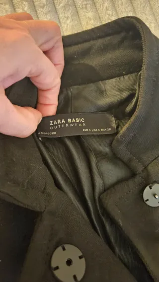 Abrigo negro con botones dorados