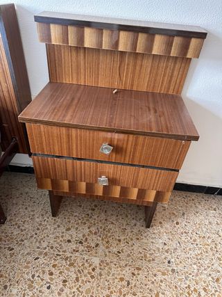 Mesita de noche de madera