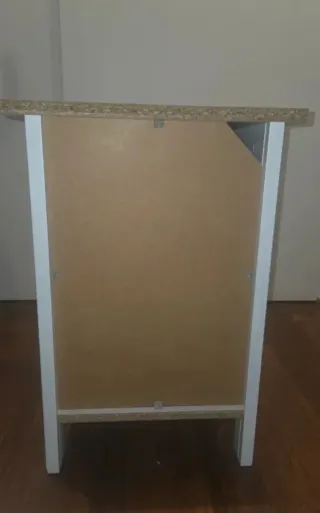 Mesita de noche blanca