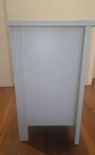 Mesita de noche blanca