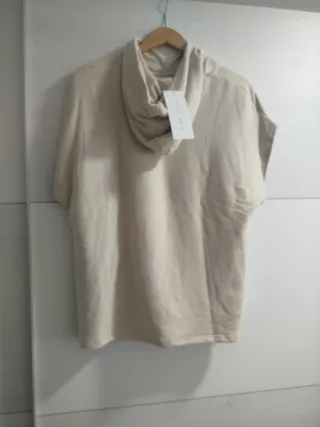 Camiseta sin mangas con capucha beige