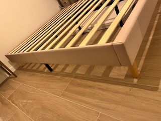 Somier tapizado beige y madera