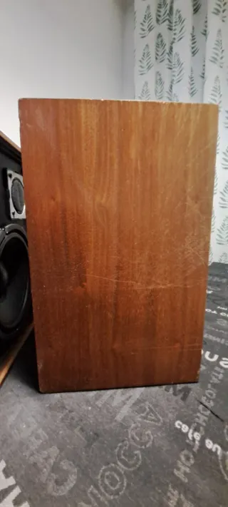 Altavoces Wharfedale Negros y Marrones