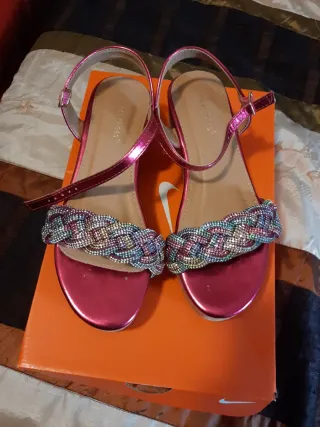 Sandalias rosas con pedrería