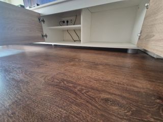 Mueble TV blanco y madera