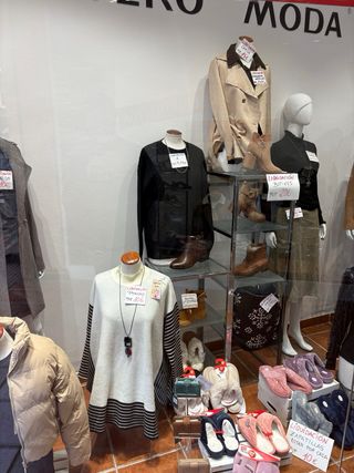 Mobiliario Tienda Ropa Estanterías Madera y Crista