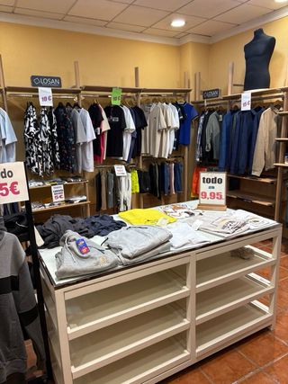 Mobiliario Tienda Ropa Estanterías Madera y Crista