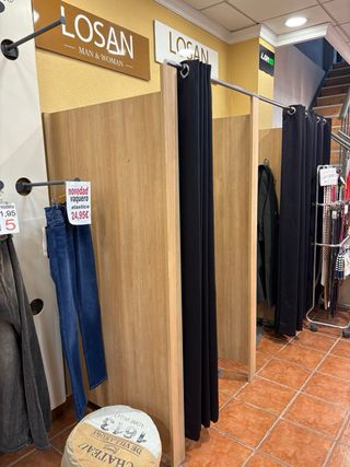 Mobiliario Tienda Ropa Estanterías Madera y Crista