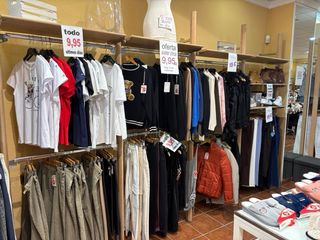 Mobiliario Tienda Ropa Estanterías Madera y Crista