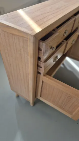 Cómoda pequeña de madera