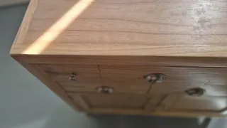 Cómoda pequeña de madera