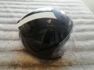 Casco de moto negro con diseño talla M