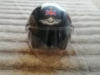 Casco de moto negro con diseño talla M