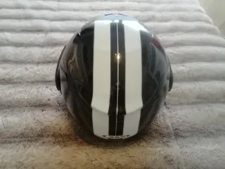 Casco de moto negro con diseño talla M